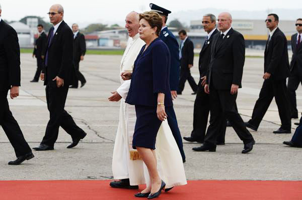 法王フランシスコ、ブラジル到着