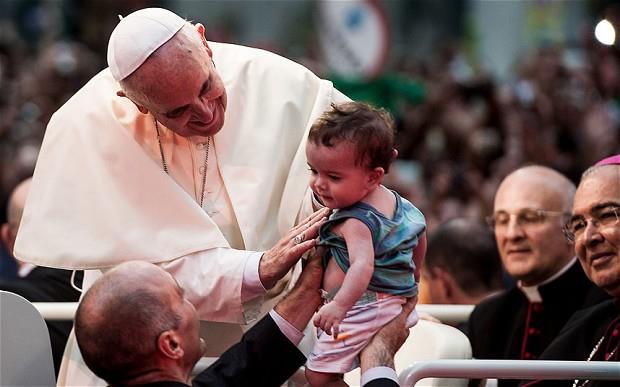 法王に抱かれる子供